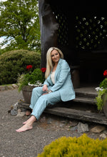 Įkelti vaizdą į galerijos rodinį, Pagamintas Lietuvoje mėlynas lininis klasikinis kostiumėlis