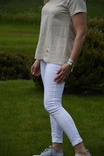 Įkelti vaizdą į galerijos rodinį, Pagaminta Lietuvoje  kreminė lininė palaidinė