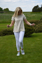 Įkelti vaizdą į galerijos rodinį, Pagaminta Lietuvoje  kreminė lininė palaidinė