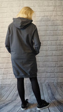 Įkelti vaizdą į galerijos rodinį, Pagaminta Lietuvoje oversize pilka suknelė su gobtuvu