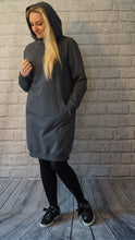 Įkelti vaizdą į galerijos rodinį, Pagaminta Lietuvoje oversize pilka suknelė su gobtuvu