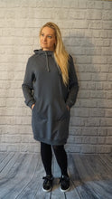 Įkelti vaizdą į galerijos rodinį, Pagaminta Lietuvoje oversize pilka suknelė su gobtuvu