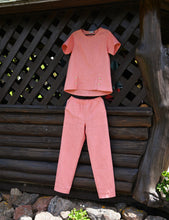 Įkelti vaizdą į galerijos rodinį, Pagamintas Lietuvoje rožinis lininis kostiumėlis su palaidine