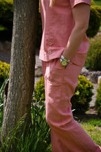 Įkelti vaizdą į galerijos rodinį, Pagamintas Lietuvoje rožinis lininis kostiumėlis su palaidine