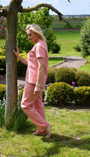 Įkelti vaizdą į galerijos rodinį, Pagamintas Lietuvoje rožinis lininis kostiumėlis su palaidine