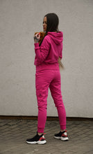 Įkelti vaizdą į galerijos rodinį, Lietuviškas rožinės spalvos moteriškas kostiumėlis su gobtuvu