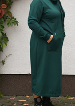 Įkelti vaizdą į galerijos rodinį, Žalia ilga suknelė didelių dydžių pagaminta Lietuvoje