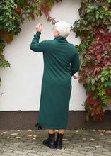 Įkelti vaizdą į galerijos rodinį, Žalia ilga suknelė didelių dydžių pagaminta Lietuvoje