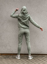 Įkelti vaizdą į galerijos rodinį, Lietuviškas žalsvos spalvos moteriškas kostiumėlis su gobtuvu