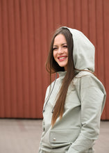 Įkelti vaizdą į galerijos rodinį, Lietuviškas žalsvos spalvos moteriškas kostiumėlis su gobtuvu