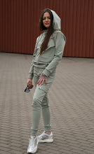 Įkelti vaizdą į galerijos rodinį, Lietuviškas žalsvos spalvos moteriškas kostiumėlis su gobtuvu