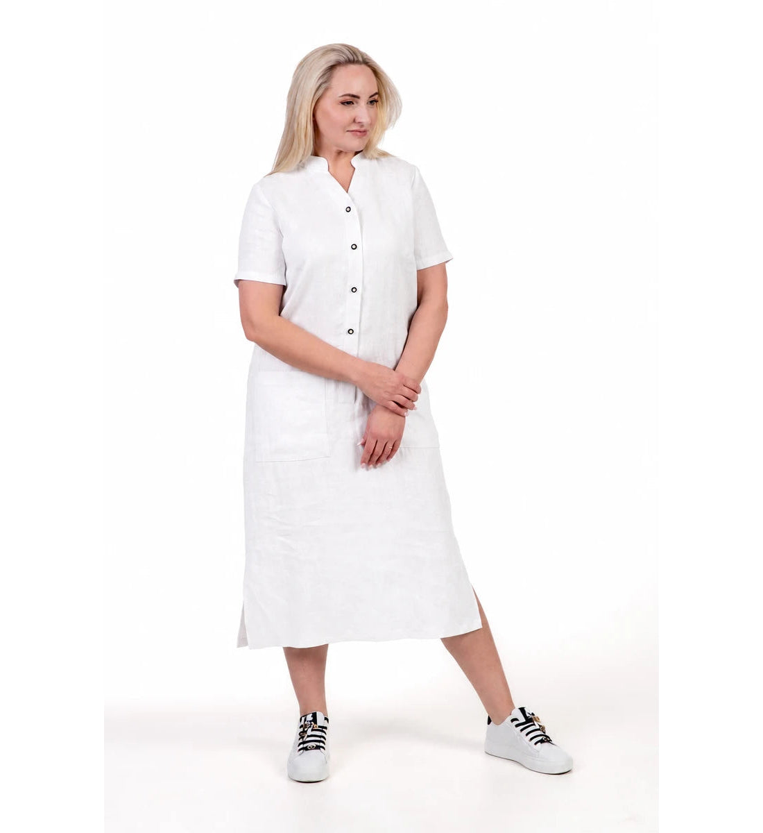 Baltos spalvos lininė suknelė NERINGA. Tiesaus silueto, midi ilgio, su sagomis ir kišenėmis, trumpomis rankovėmis.