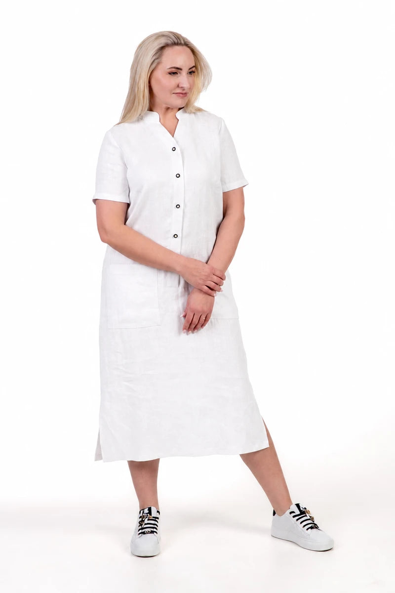 Baltos spalvos lininė suknelė NERINGA. Tiesaus silueto, midi ilgio, su sagomis ir kišenėmis, trumpomis rankovėmis.