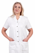 Baltos spalvos lininė suknelė NERINGA. Tiesaus silueto, midi ilgio, su sagomis ir kišenėmis, trumpomis rankovėmis.
