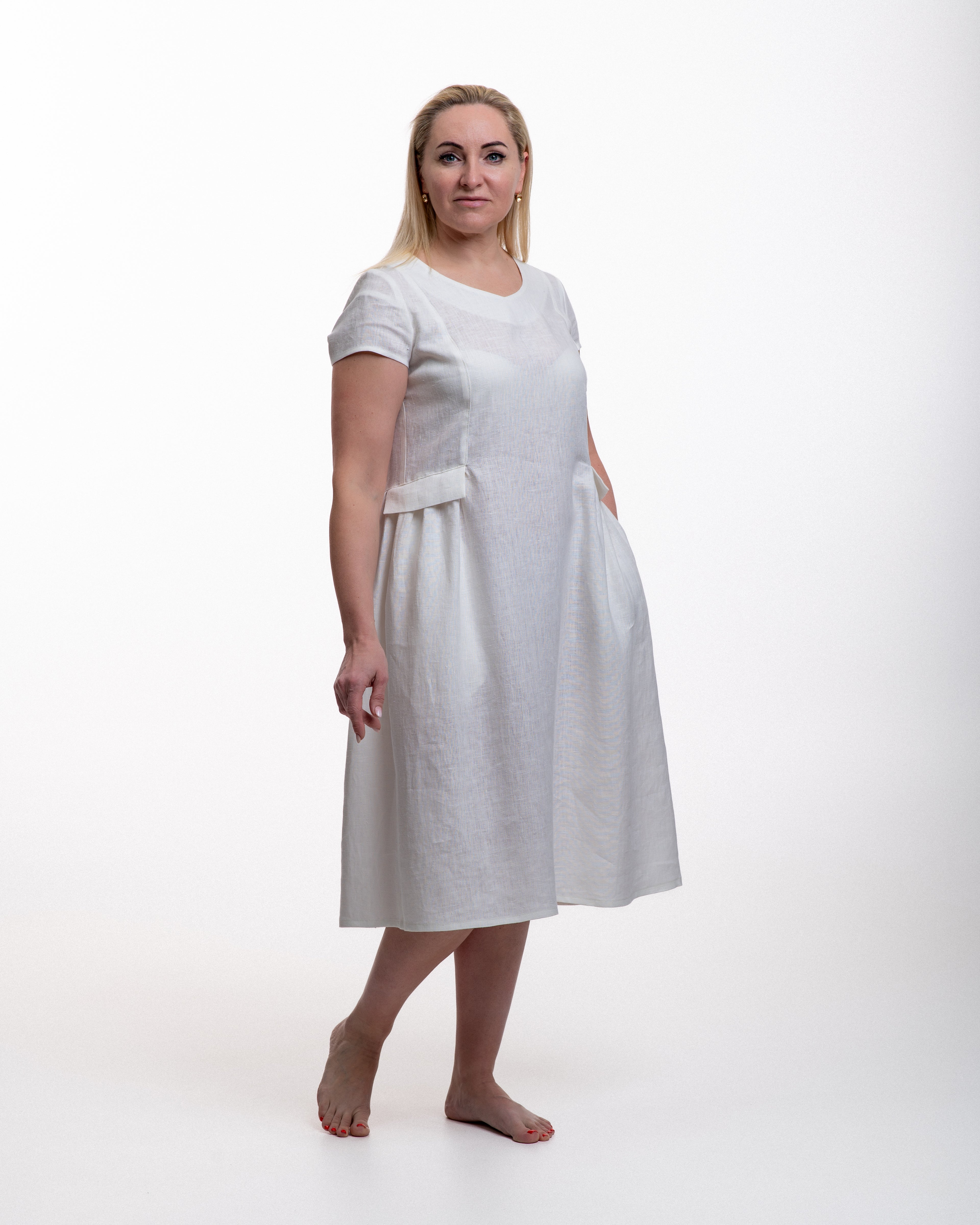 Baltos spalvos lininė suknelė, su kišenėmis