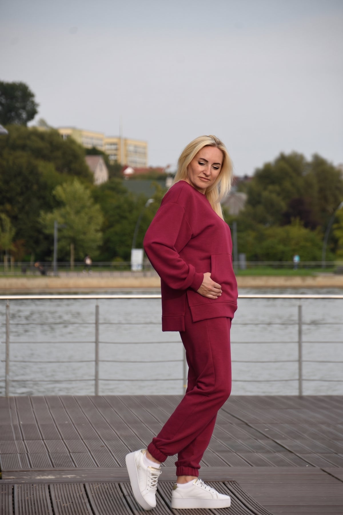 Burgundiškos spalvos laisvalaikio kostiumėlis moterims LĖJA. Džemperis be gobtuvo ir kelnės.
