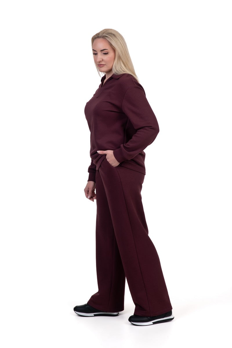 Burgundiškos spalvos moteriškas kostiumas VIKTORIJA. Laisvos kelnės, elegantiška palaidinė