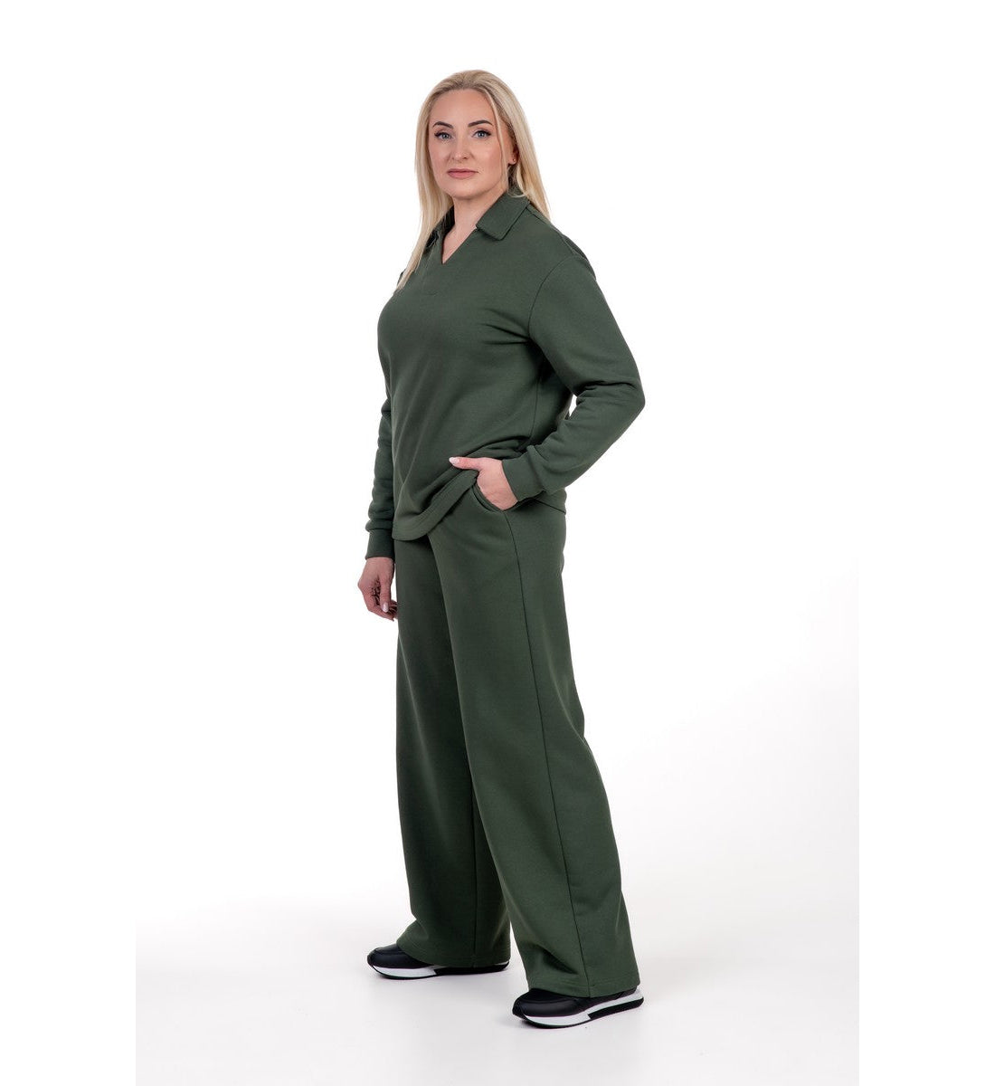 Chaki spalvos moteriškas kostiumas VIKTORIJA. Laisvos kelnės, elegantiška palaidinė