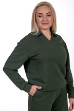 Chaki spalvos moteriškas kostiumas VIKTORIJA. Laisvos kelnės, elegantiška palaidinė