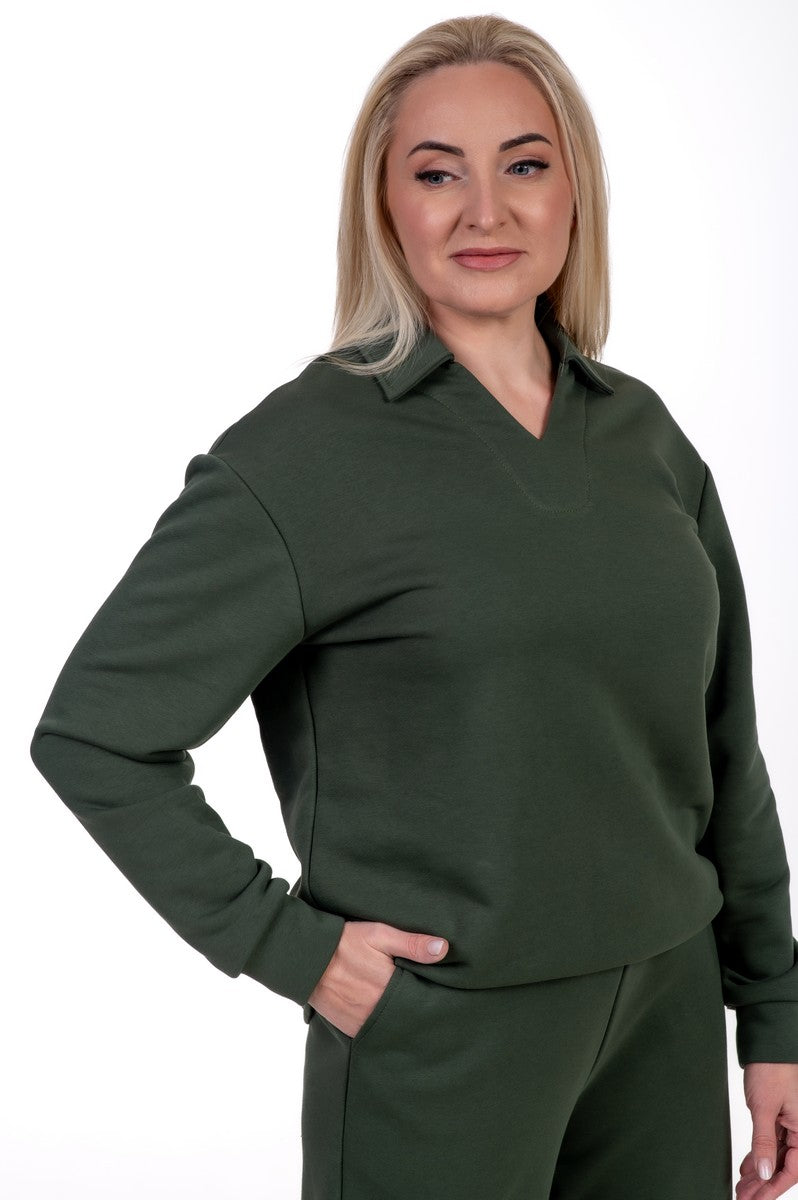 Chaki spalvos moteriškas kostiumas VIKTORIJA. Laisvos kelnės, elegantiška palaidinė