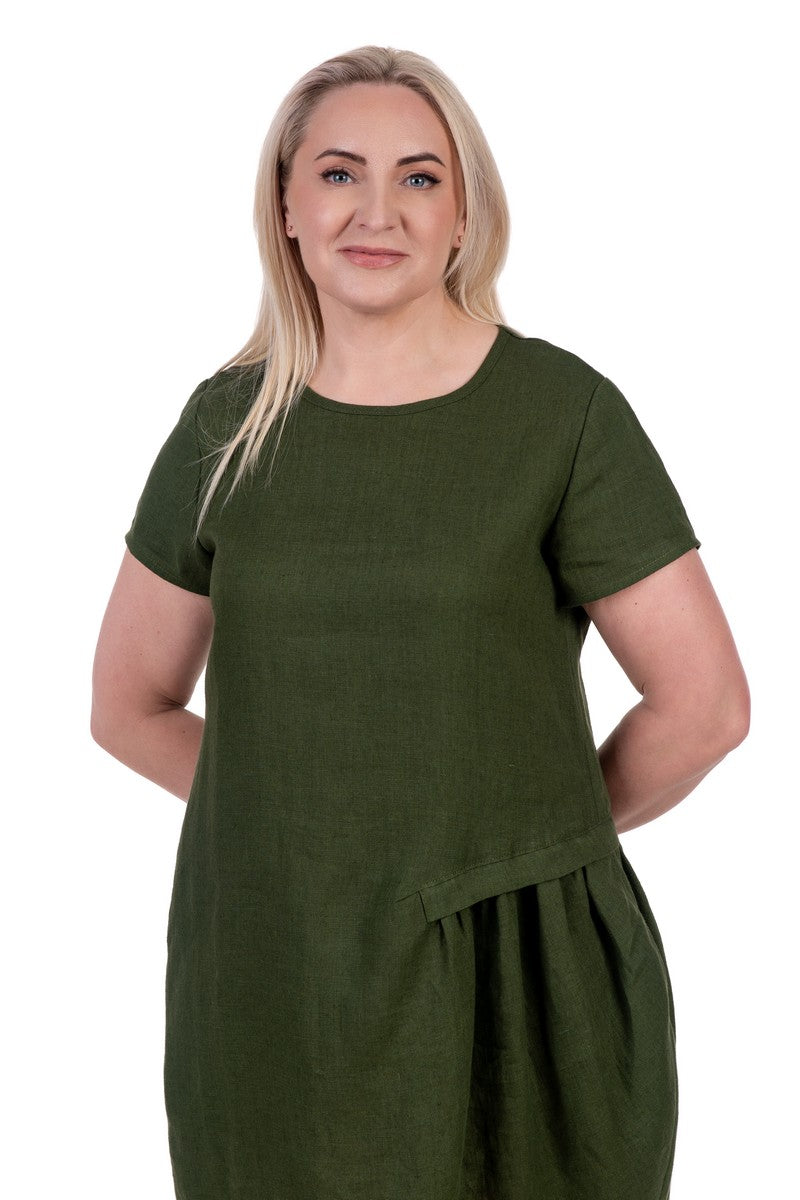Chaki spalvos lininė suknelė MELITA. Trumpomis rankovėmis, su kišenėmis, midi ilgio.
