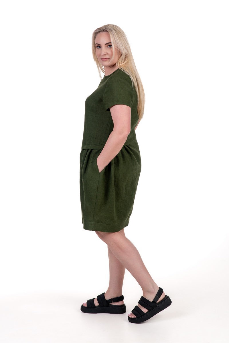 Chaki spalvos lininė suknelė MELITA. Trumpomis rankovėmis, su kišenėmis, midi ilgio.