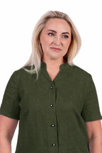 Chaki spalvos lininė suknelė NERINGA. Tiesaus silueto, midi ilgio, su sagomis ir kišenėmis, trumpomis rankovėmis.
