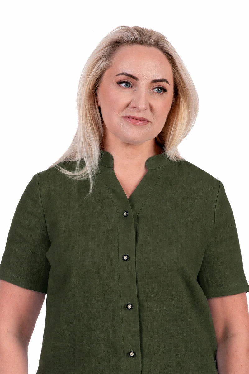 Chaki spalvos lininė suknelė NERINGA. Tiesaus silueto, midi ilgio, su sagomis ir kišenėmis, trumpomis rankovėmis.