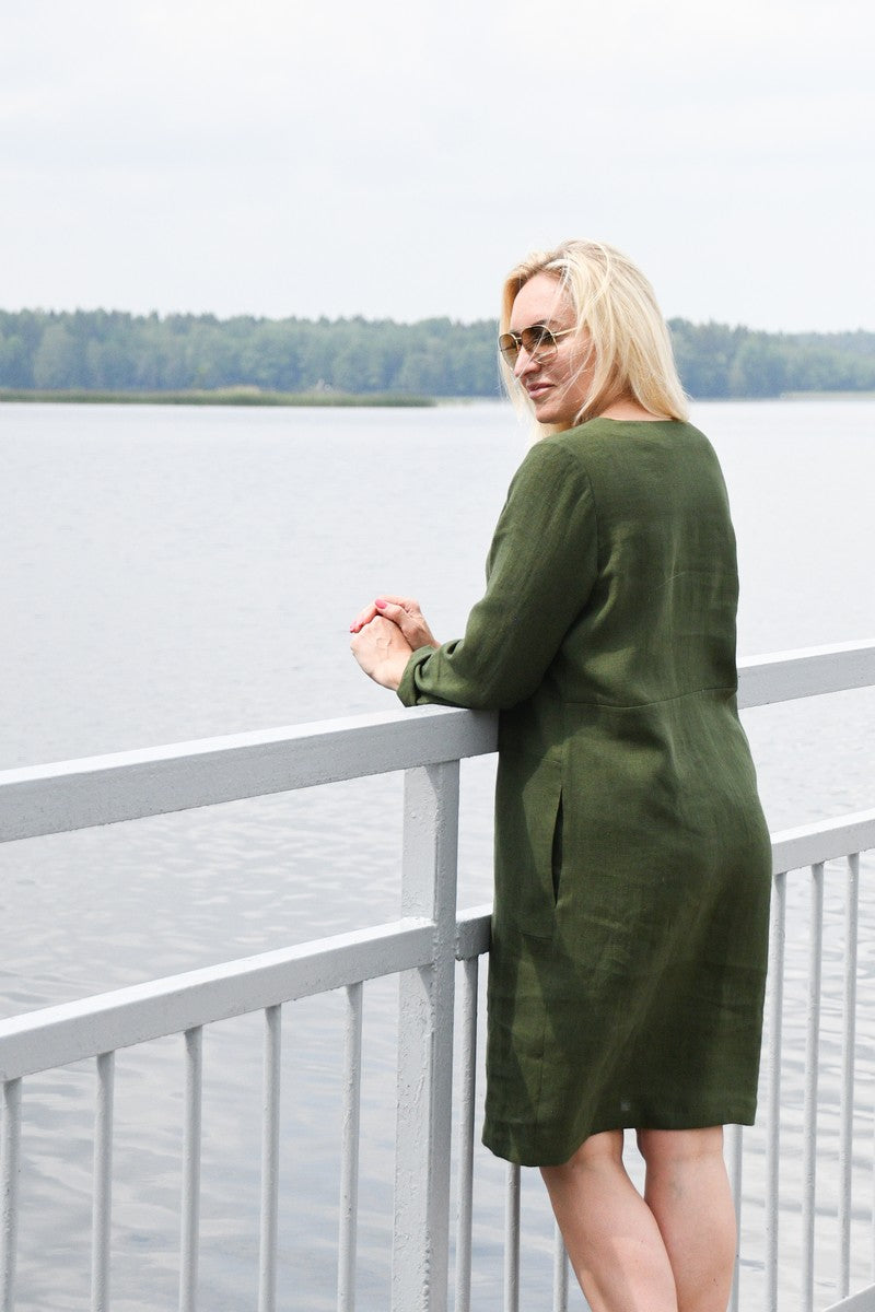 Chaki spalvos lininė suknelė RŪTA. Midi ilgio, su sagutėmis, ilgomis rankovėmis.