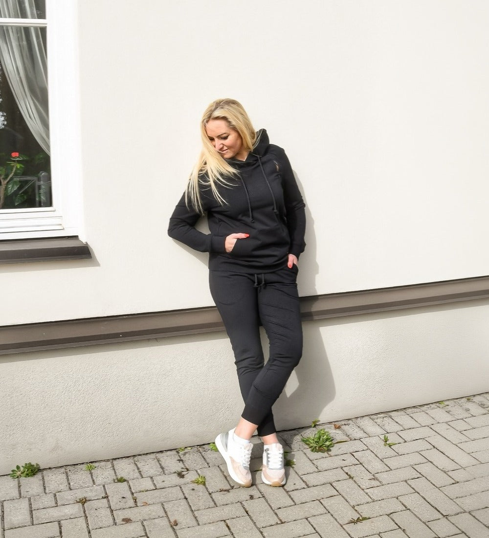 Juodos spalvos laisvalaikio kelnės moterims.