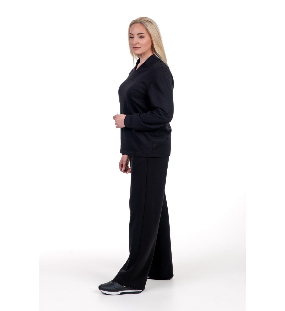 Juodos spalvos moteriškas kostiumas VIKTORIJA. Laisvos kelnės, elegantiška palaidinė