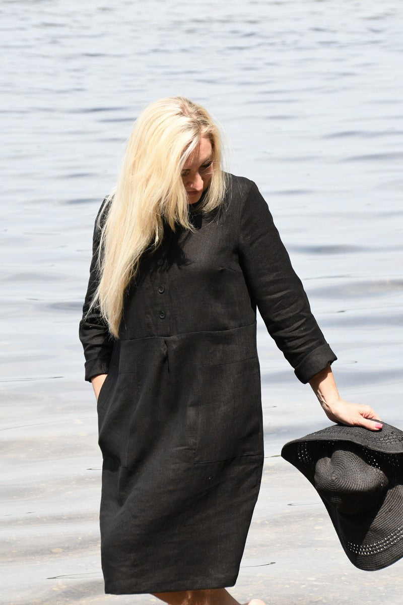 Juodos spalvos lininė suknelė RŪTA. Midi ilgio, su sagutėmis, ilgomis rankovėmis.