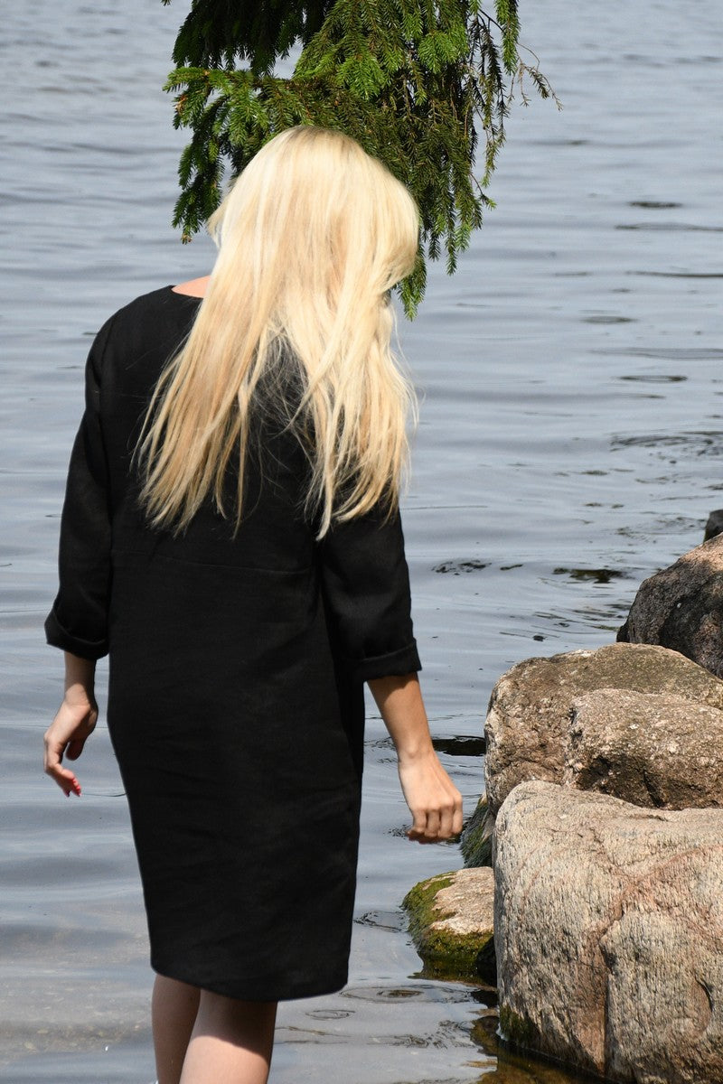 Juodos spalvos lininė suknelė RŪTA. Midi ilgio, su sagutėmis, ilgomis rankovėmis.