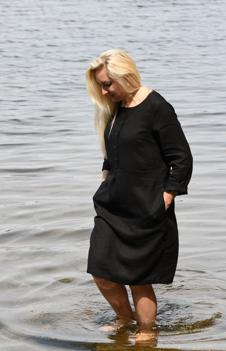 Juodos spalvos lininė suknelė RŪTA. Midi ilgio, su sagutėmis, ilgomis rankovėmis.