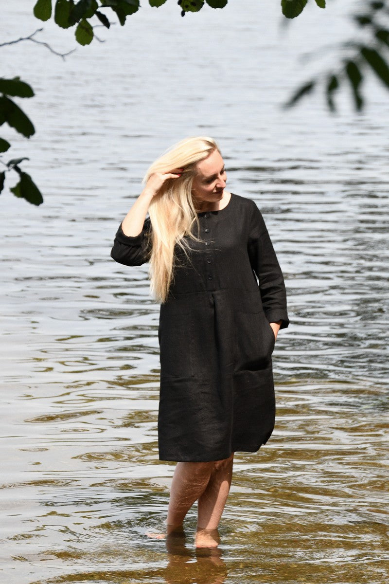 Juodos spalvos lininė suknelė RŪTA. Midi ilgio, su sagutėmis, ilgomis rankovėmis.