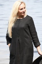 Juodos spalvos lininė suknelė RŪTA. Midi ilgio, su sagutėmis, ilgomis rankovėmis.