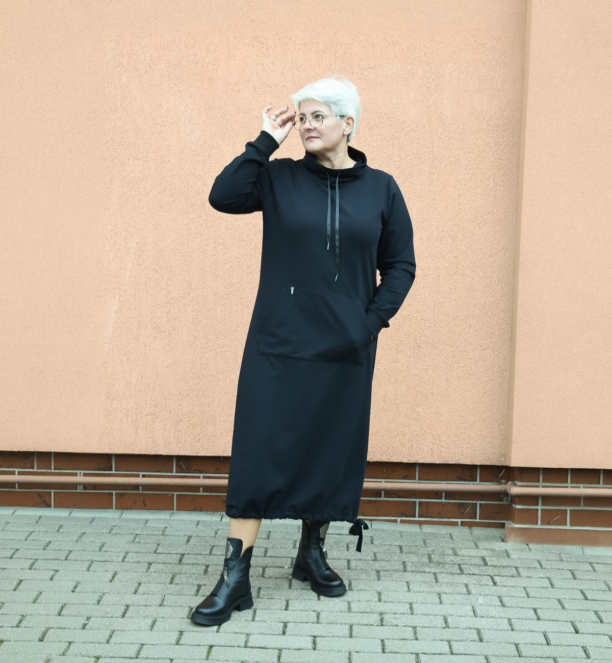 Juodos spalvos ilga suknelė LINA. Paaukštintu kaklu, su kišenėmis