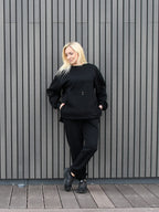 Juodos spalvos laisvalaikio kostiumėlis moterims EMILIJA. Džemperis be gobtuvo ir kelnės. Audinys su pūkeliu