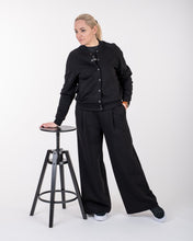 Įkelti vaizdą į galerijos rodinį, Juodos spalvos laisvalaikio kostiumėlis moterims, bomberis ir kelnės su kišenėmis
