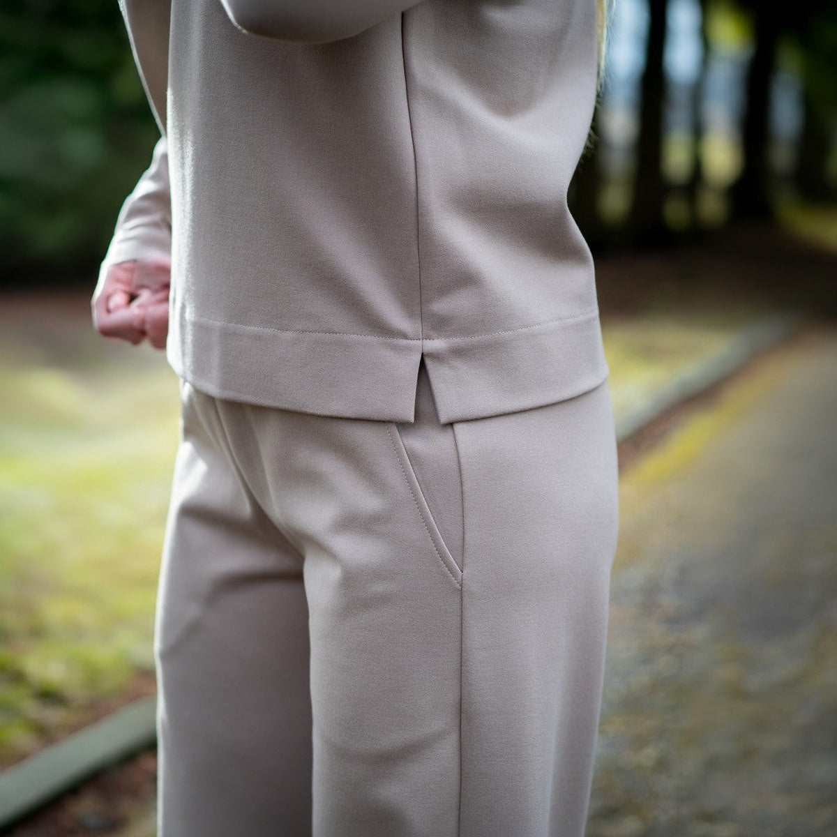 Kreminės spalvos laisvalaikio palaidinė moterims ELEGANCIJA.