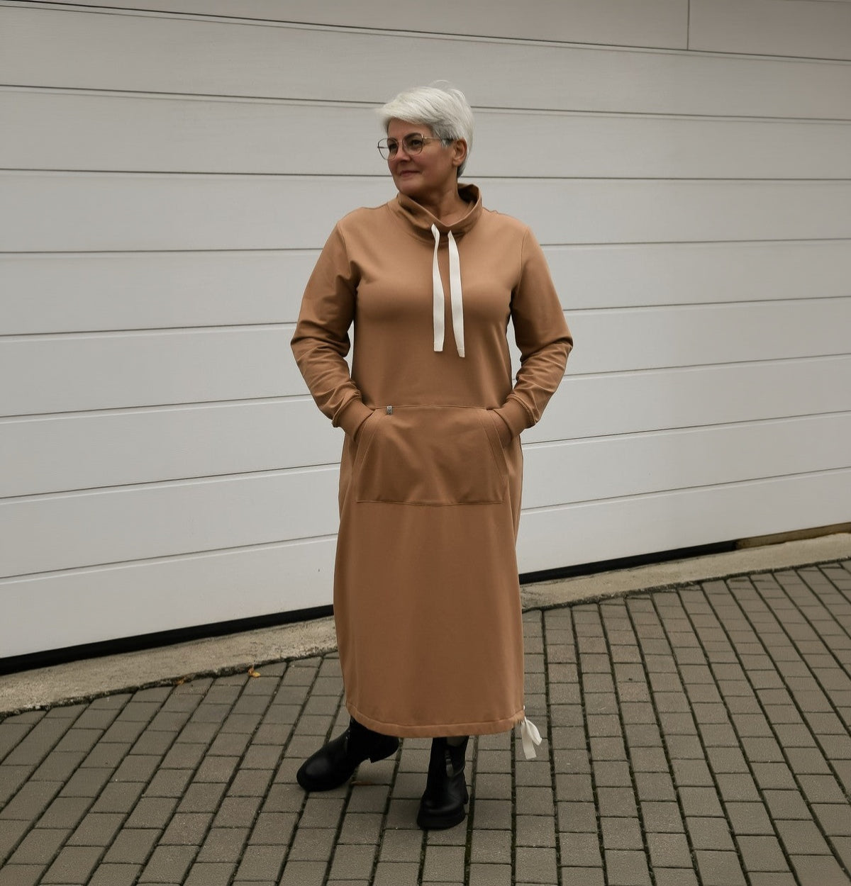 Kreminės spalvos ilga suknelė LINA. Paaukštintu kaklu, su kišenėmis