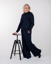 Įkelti vaizdą į galerijos rodinį, Mėlynos spalvos laisvalaikio kostiumėlis moterims, palaidinė ir kelnės su kišenėmis
