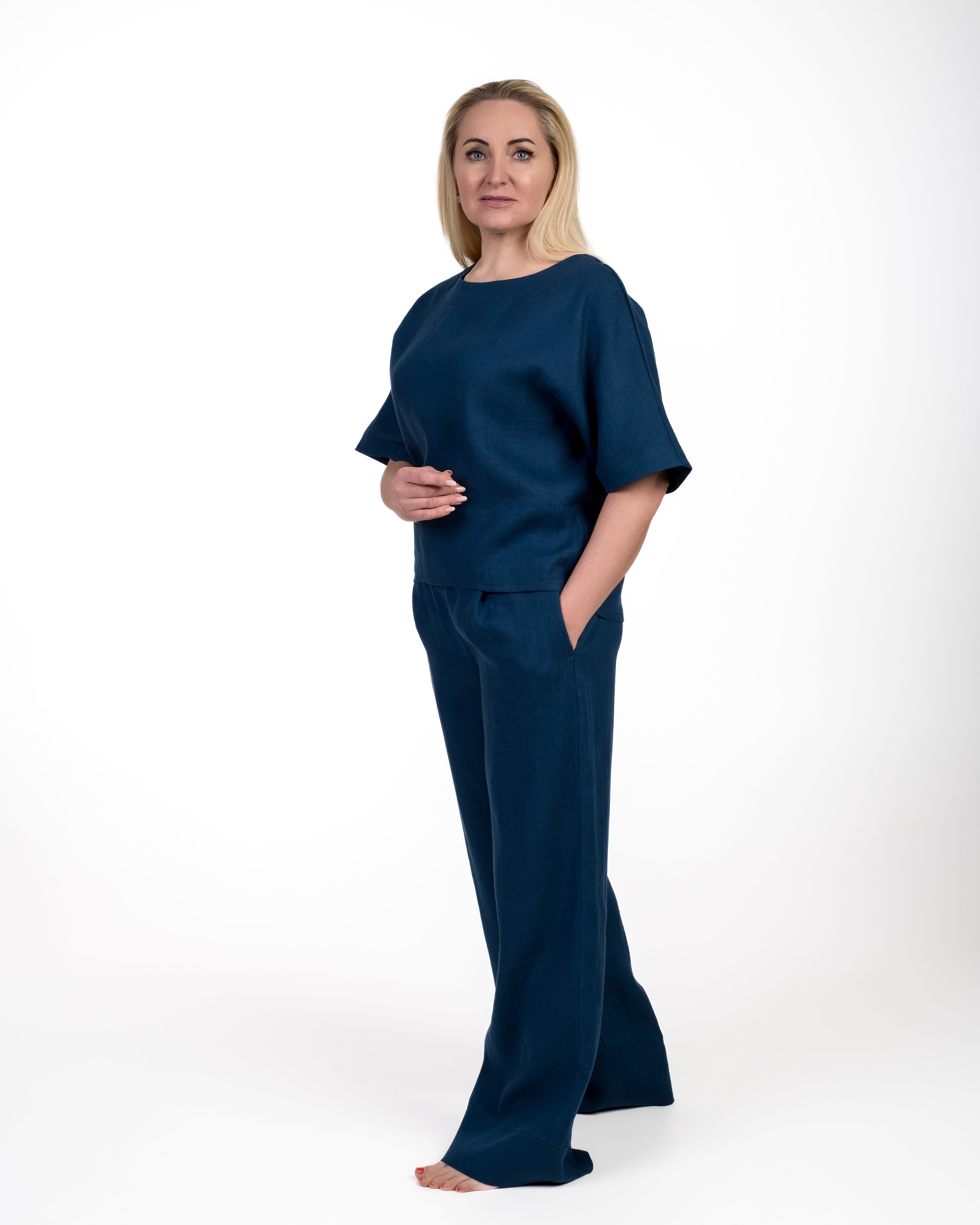 Tamsiai mėlynos spalvos lininis kostiumėlis moterims UGNĖ. Palaidinė trumpomis rankovėmis ir plačios kelnės.