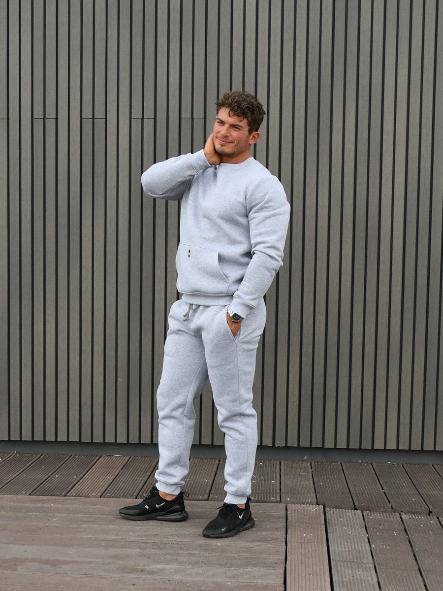 Pilkos spalvos laisvalaikio kostiumas su pūkiu vyrams EMILIS. Džemperis be gobtuvo ir kelnės su kišenėmis.