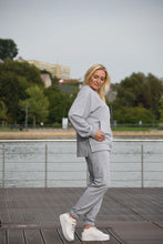 Įkelti vaizdą į galerijos rodinį, Pilkas laisvalaikio kostiumėlis moterims. Džemperis ir kelnės. 
