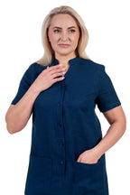 Tamsiai mėlynos spalvos lininė suknelė NERINGA. Tiesaus silueto, midi ilgio, su sagomis ir kišenėmis, trumpomis rankovėmis.