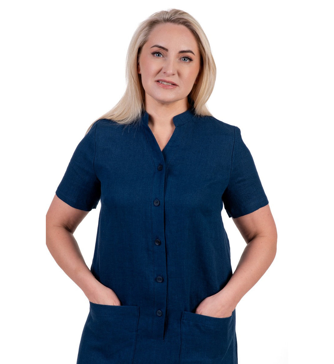 Tamsiai mėlynos spalvos lininė suknelė NERINGA. Tiesaus silueto, midi ilgio, su sagomis ir kišenėmis, trumpomis rankovėmis.
