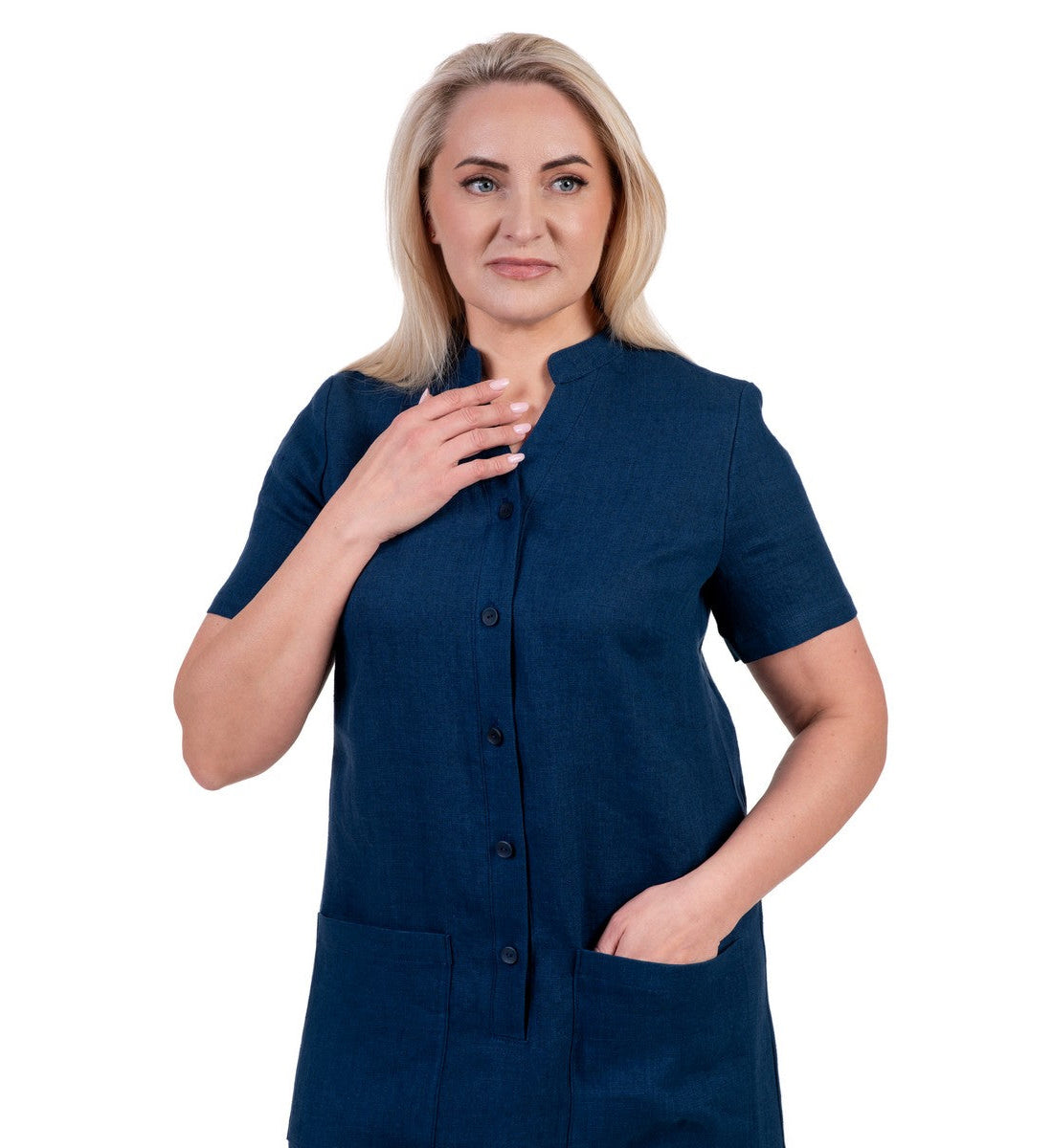 Tamsiai mėlynos spalvos lininė suknelė NERINGA. Tiesaus silueto, midi ilgio, su sagomis ir kišenėmis, trumpomis rankovėmis.