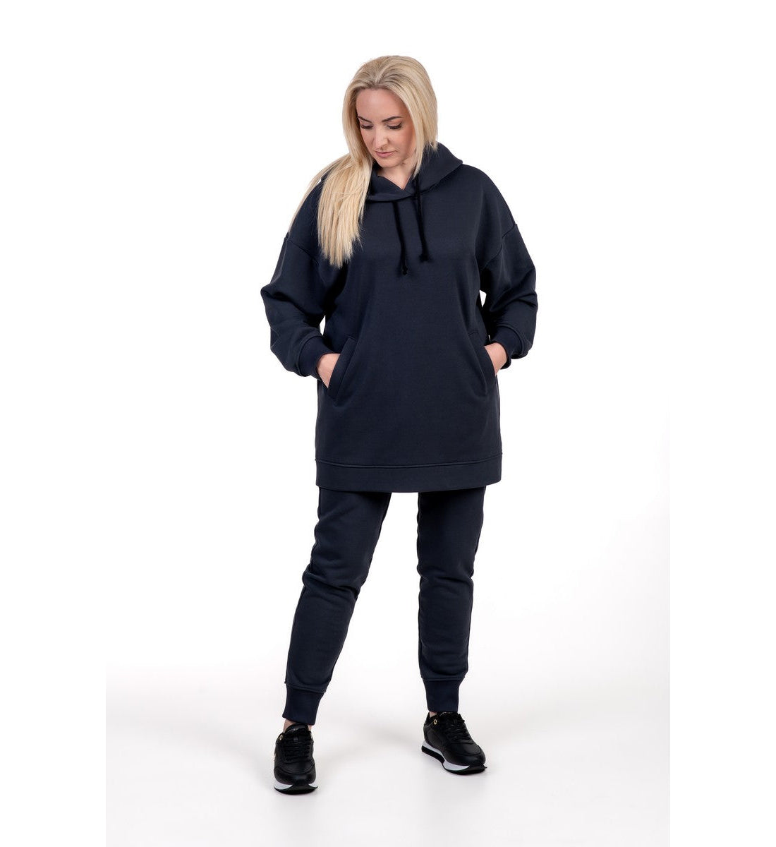 Tamsiai pilkos spalvos laisvalaikio kostiumėlis moterims JULIJA. Oversize džemperis su gobtuvu ir kišenėmis ir prigludusios kelnės. 