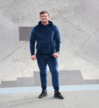 Mėlynos spalvos veliūrinis kostiumas vyrams. Džemperis ir kelnės